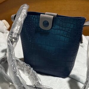 Textured Navy Croc-Embossed Crossbody Bag - Unbranded